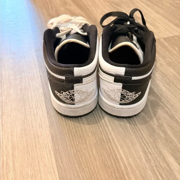 Women’s Air Jordan 1 Low SE ‘Homage’ Leather Sneakers - Picture 4 of 6